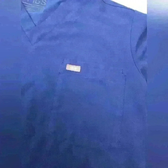 Leon Three-Pocket Scrub Top - Picture 3 of 5